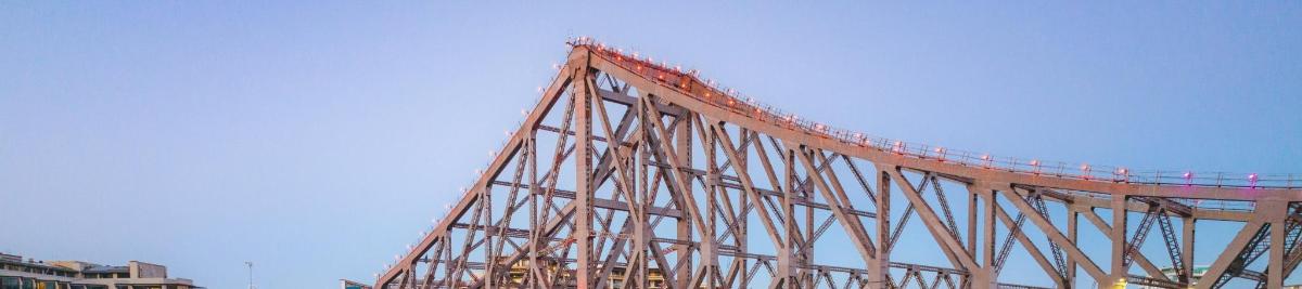 un gran puente rojo en el cielo