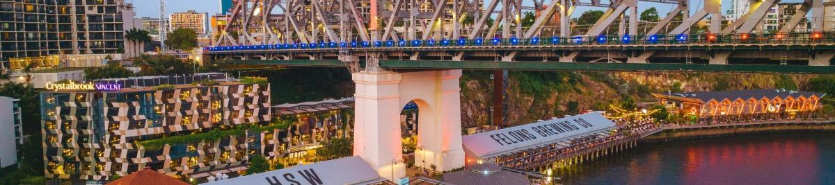 Un puente sobre un río con edificios y una ciudad.