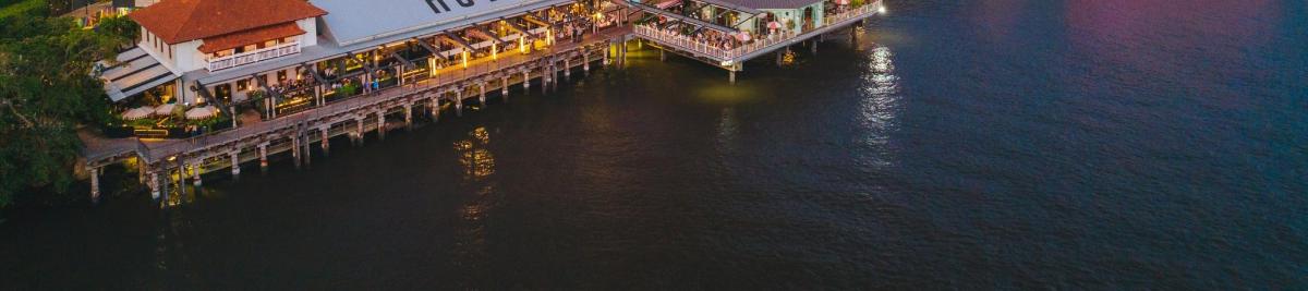 Un puente sobre un cuerpo de agua con un restaurante.
