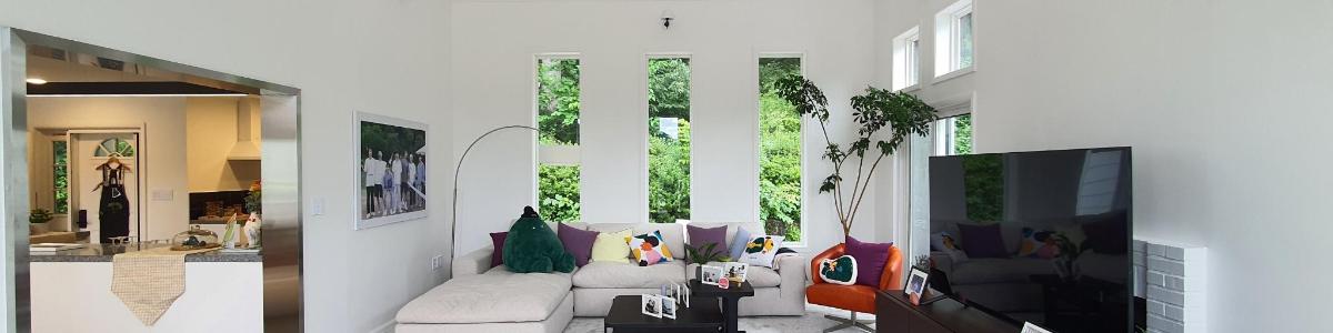 Una sala de estar con un sofá y un televisor.