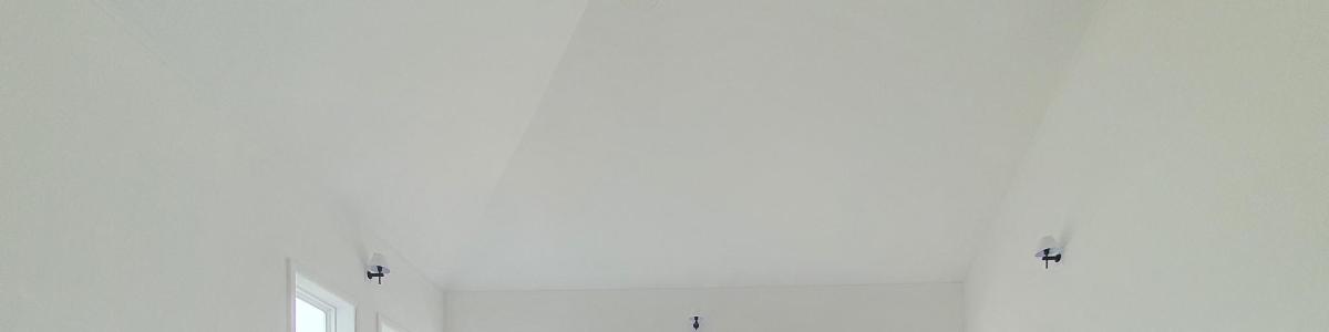 una habitación con una pared blanca y una ventana