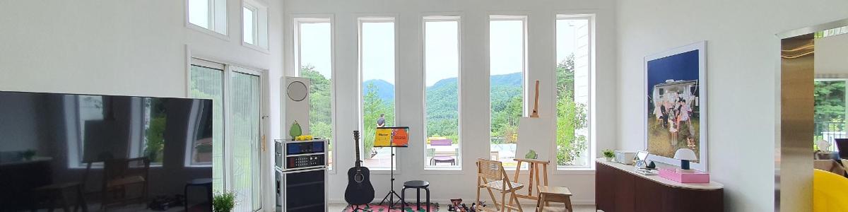 Una sala de estar con un gran ventanal con vistas.