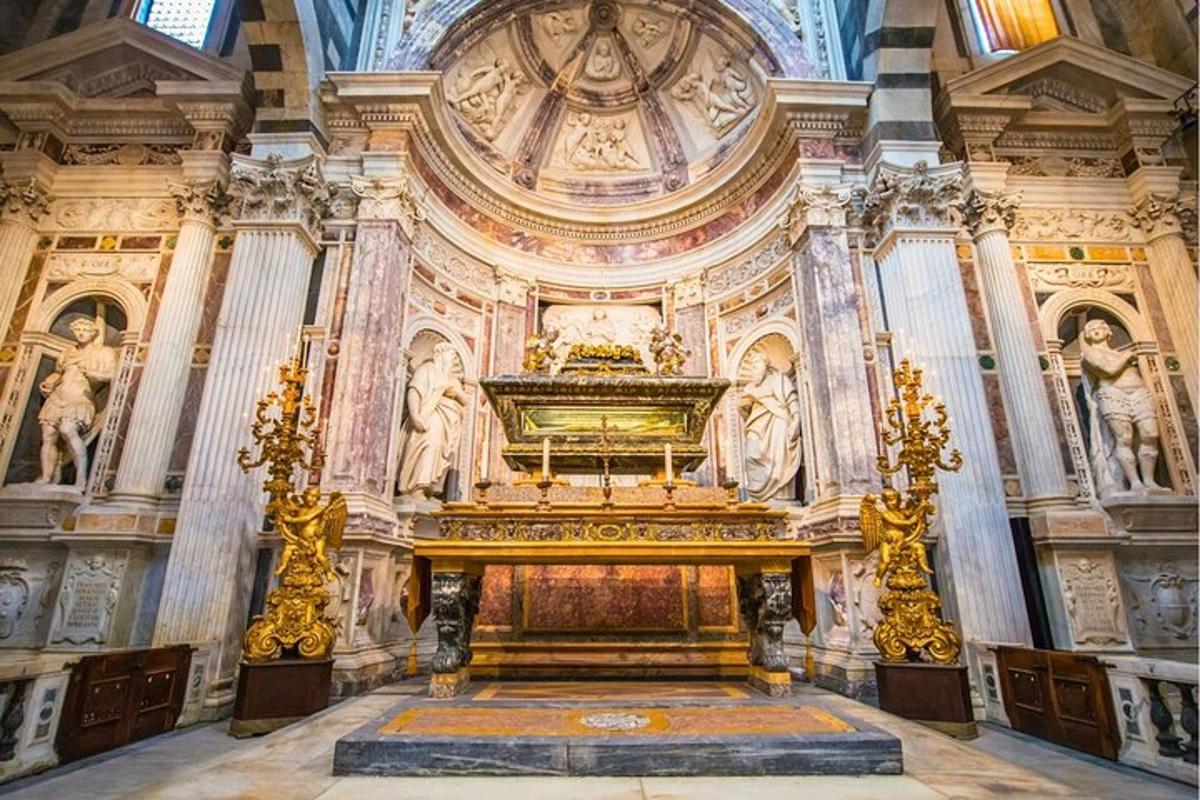 Una gran sala con un gran altar en un edificio.