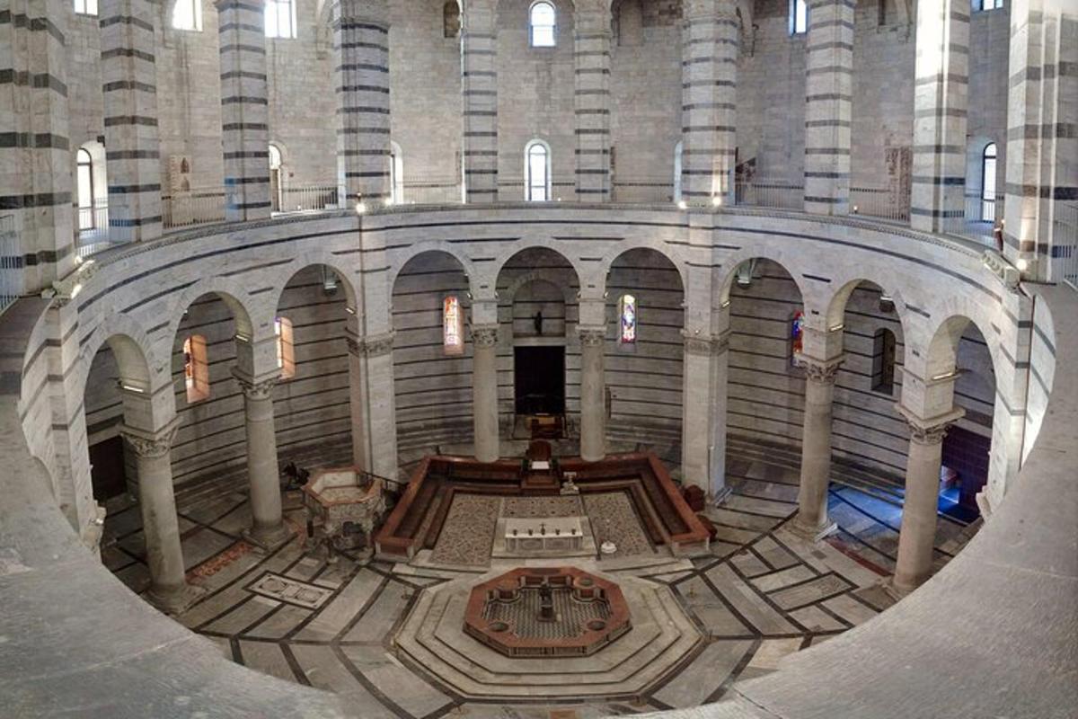una vista di un grande edificio con una grande stanza