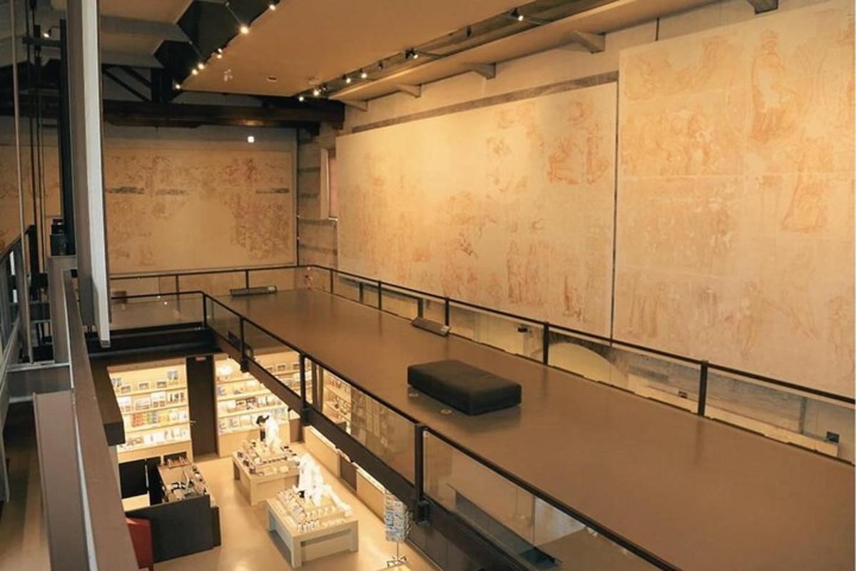 una vista di un museo con reperti esposti sul muro