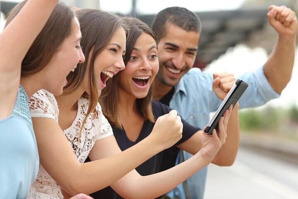 um grupo de pessoas olhando para um tablet