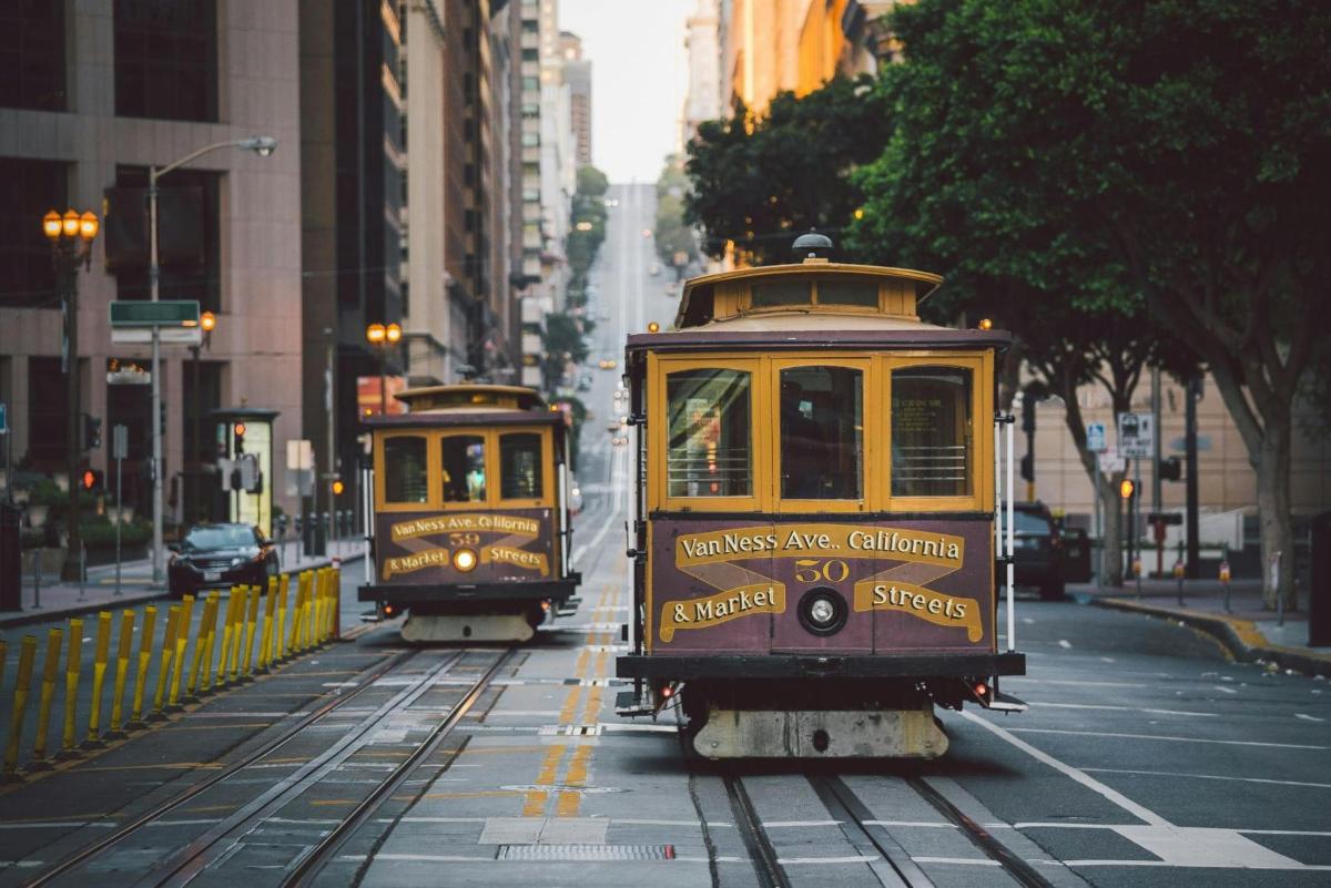 dva tramvaje jedoucí po městské ulici