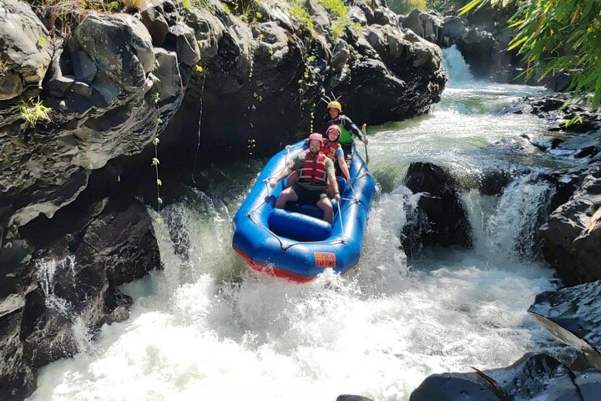 dos personas en una balsa en un río