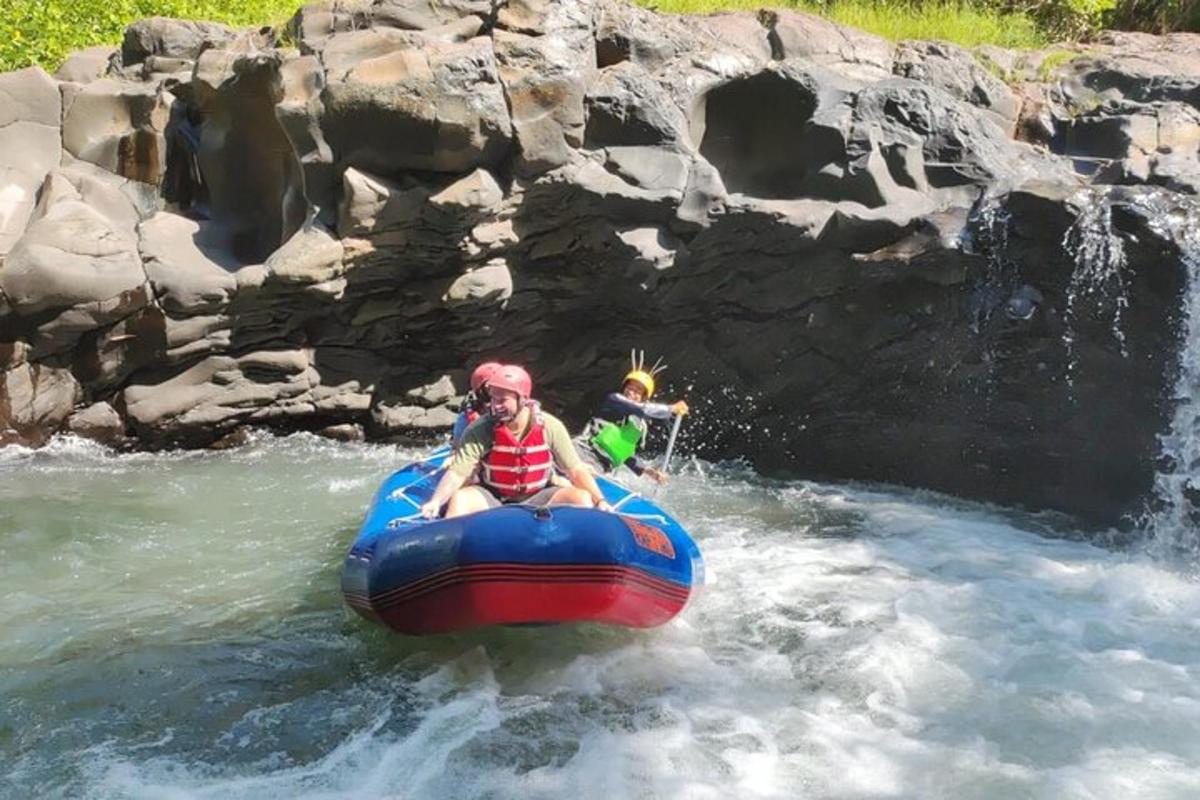 dos personas viajando en una balsa en un río