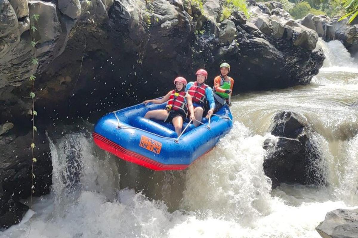 un grupo de personas viajando en una balsa en un río