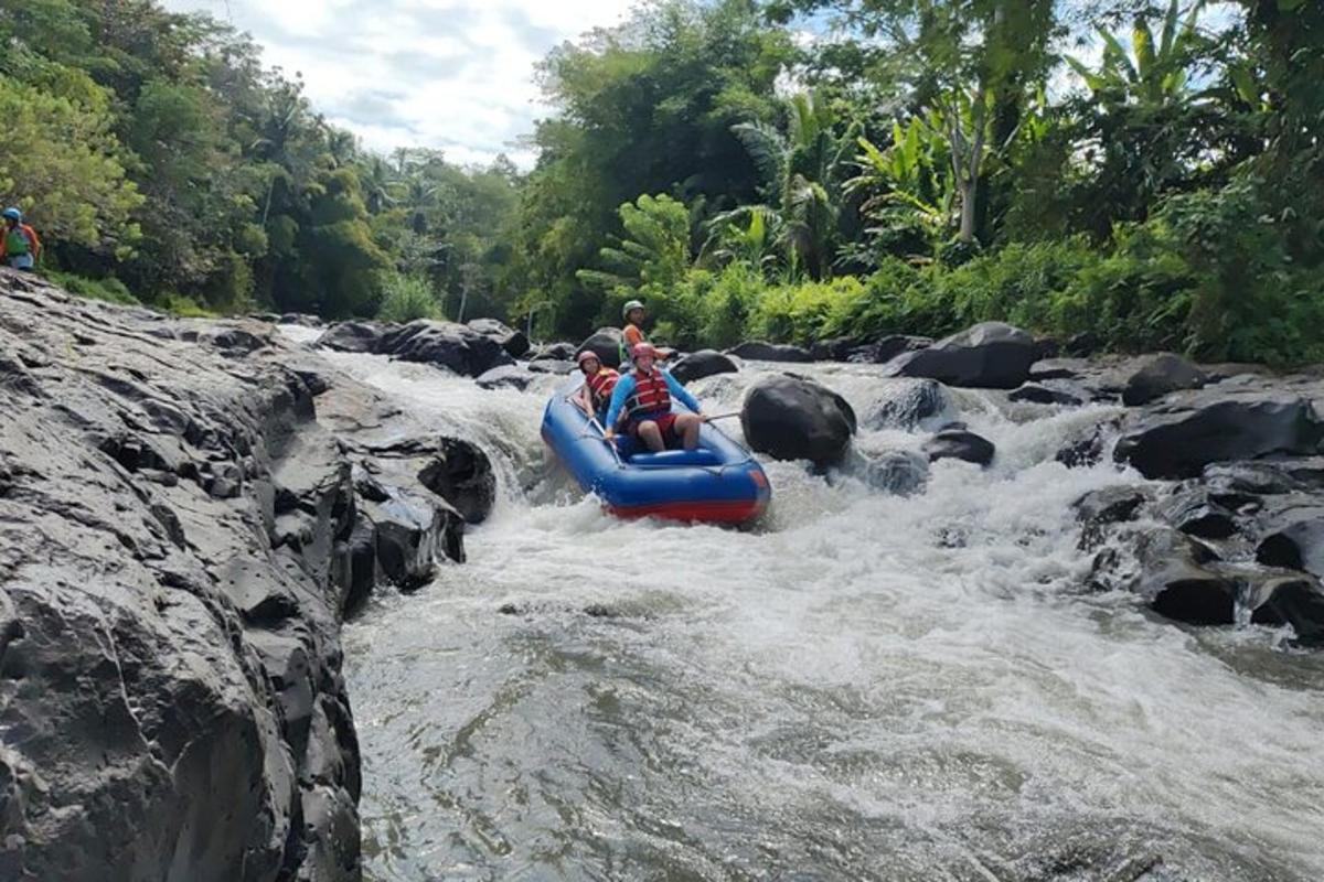 dos personas viajando en una balsa en un río