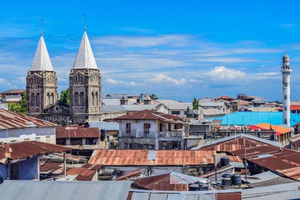 μια θέα μιας πόλης με δύο πύργους και στέγες