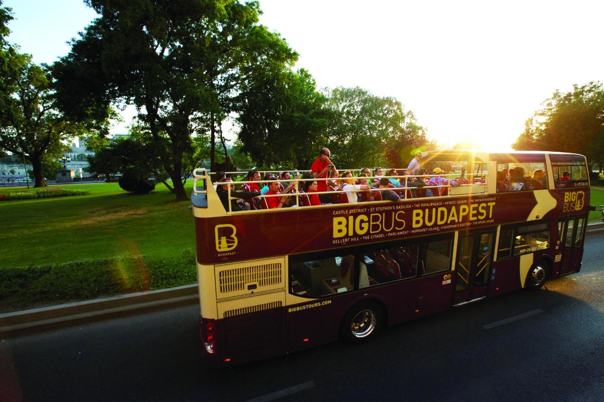 dvoupatrový autobus jedoucí po ulici