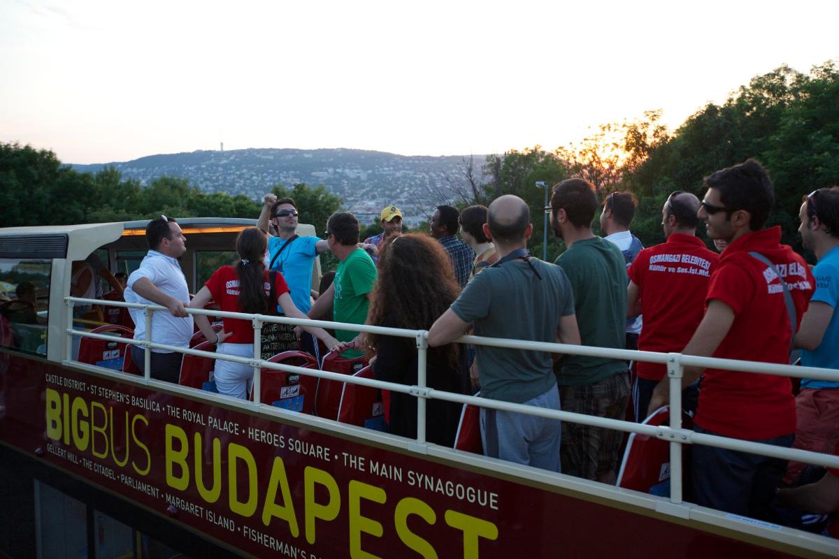 skupina lidí stojících v autobuse
