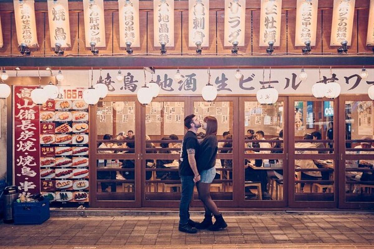 一对情侣在餐厅前接吻