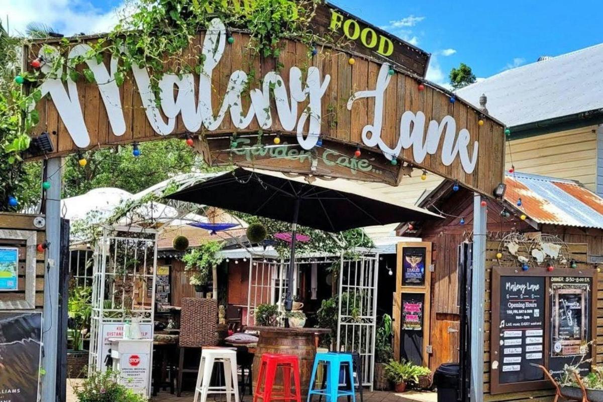 a restaurant with a sign that reads hungry lunch