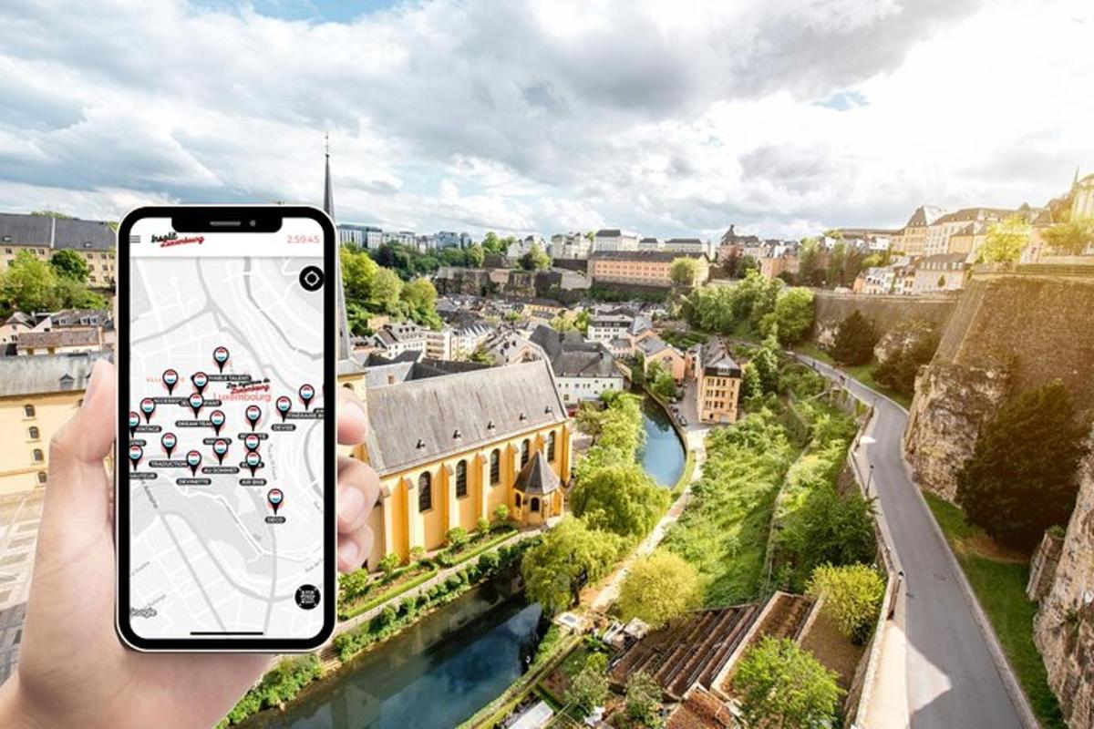 oseba, ki drži telefon in fotografira mesto