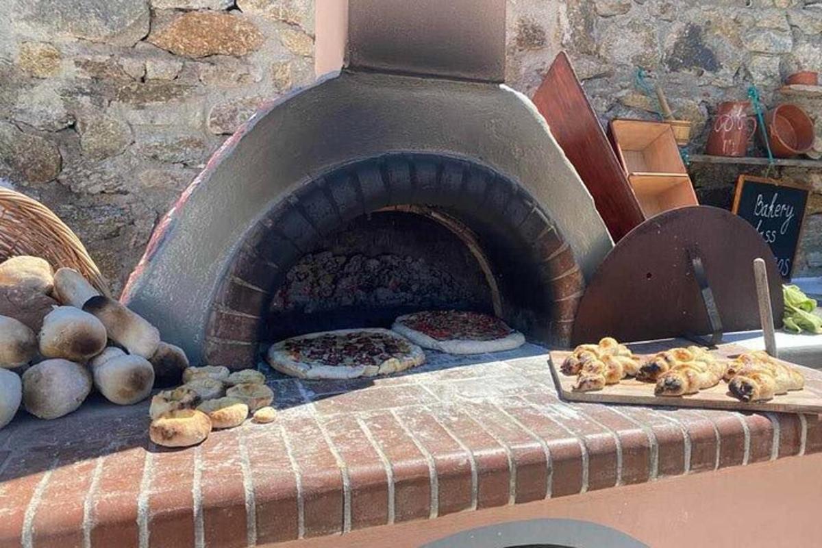 một lò gạch có bánh pizza ở trên