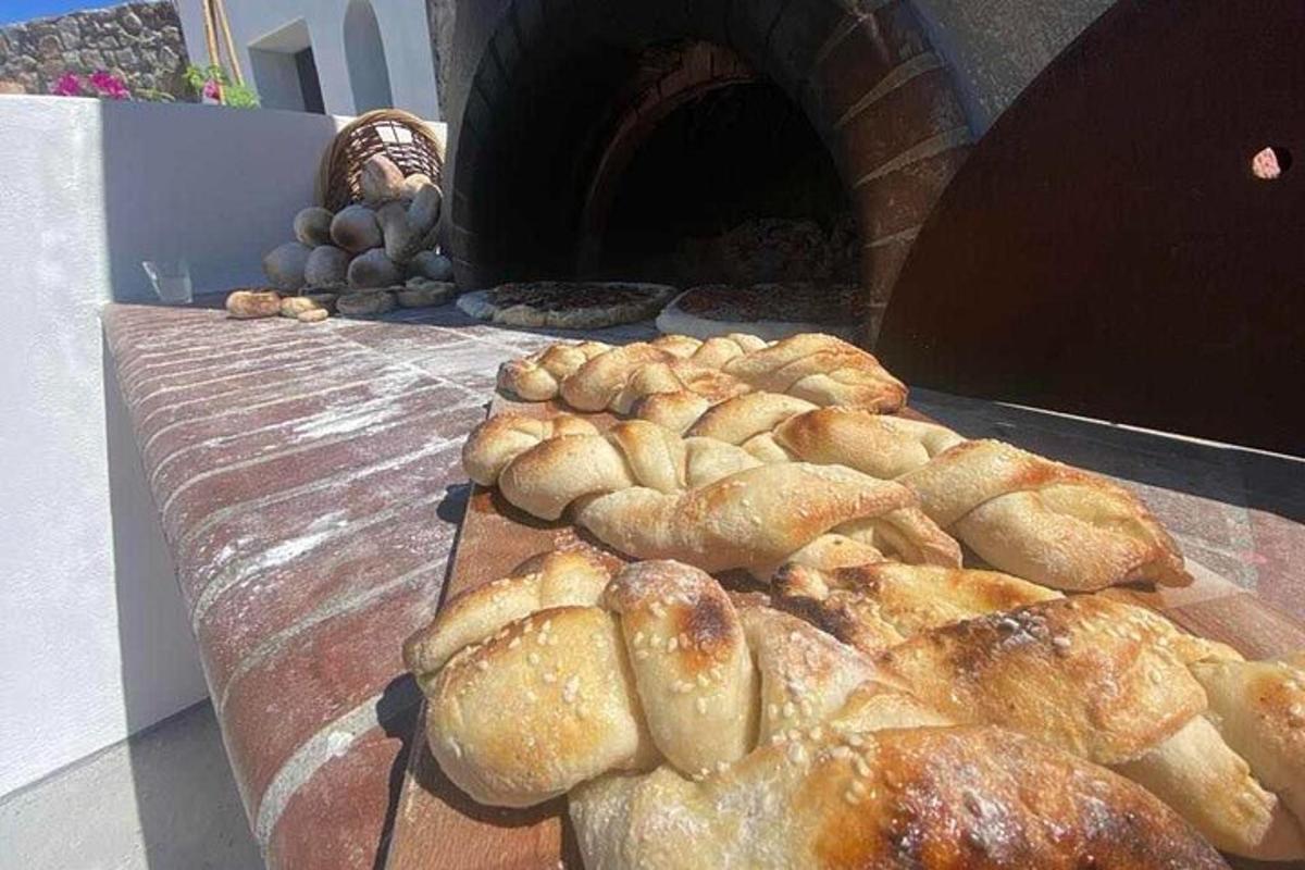 một đống bánh mì đặt trên bàn