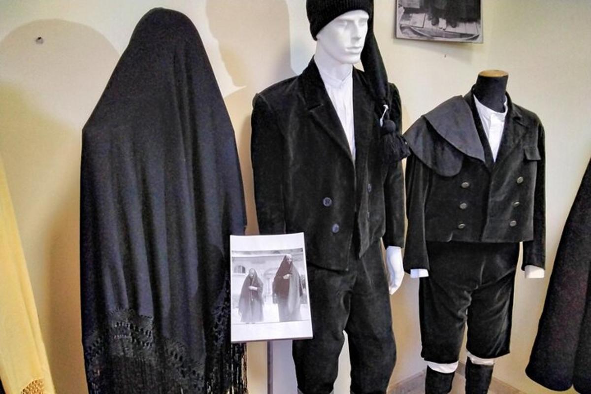 kaks mannekeeni ja keep vitriinis