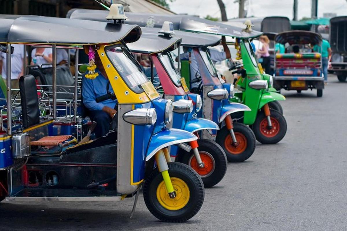una fila di scooter parcheggiati in fila