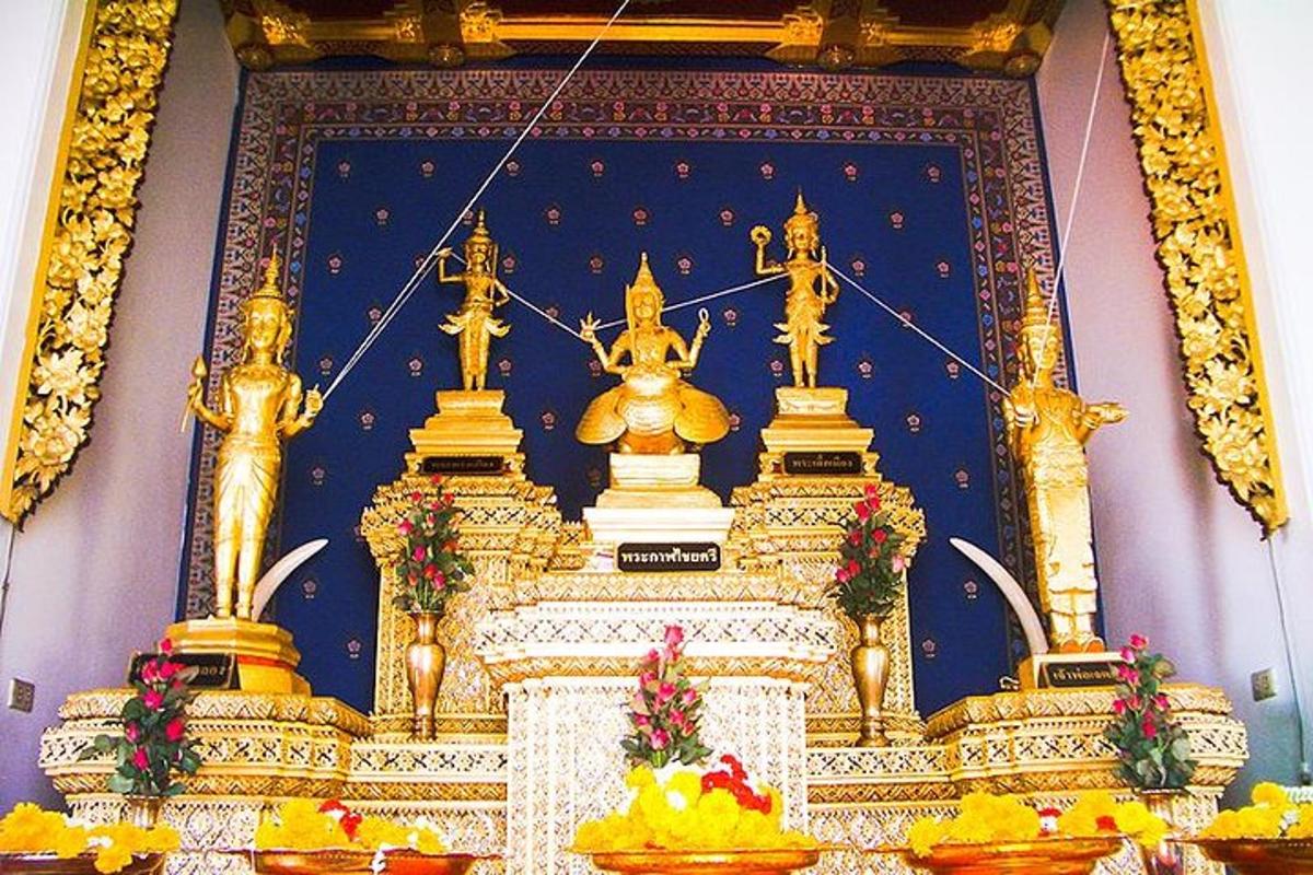 un tempio con statue d'oro in cima