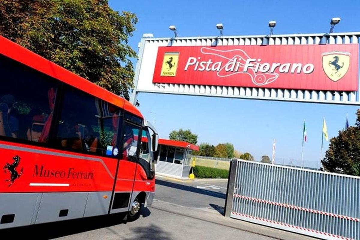um ônibus vermelho estacionado em frente a um posto de gasolina