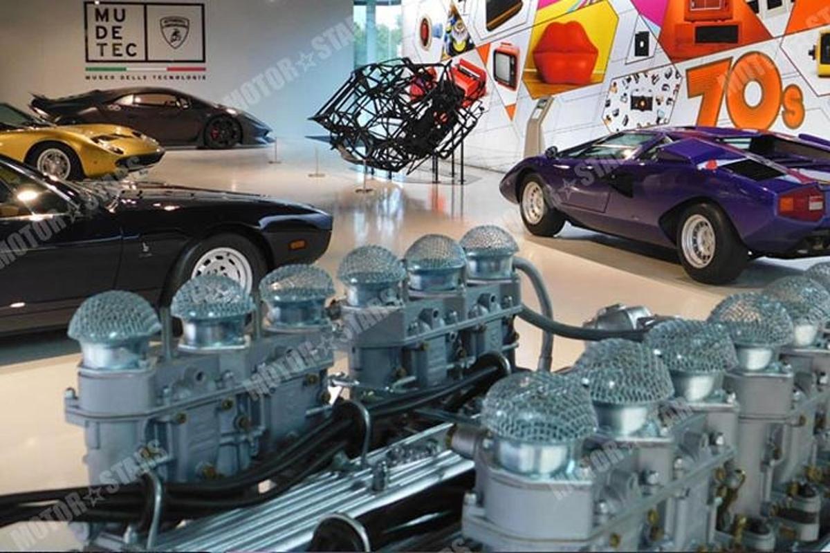 uma vista de um carro em um showroom ao lado de um carcano