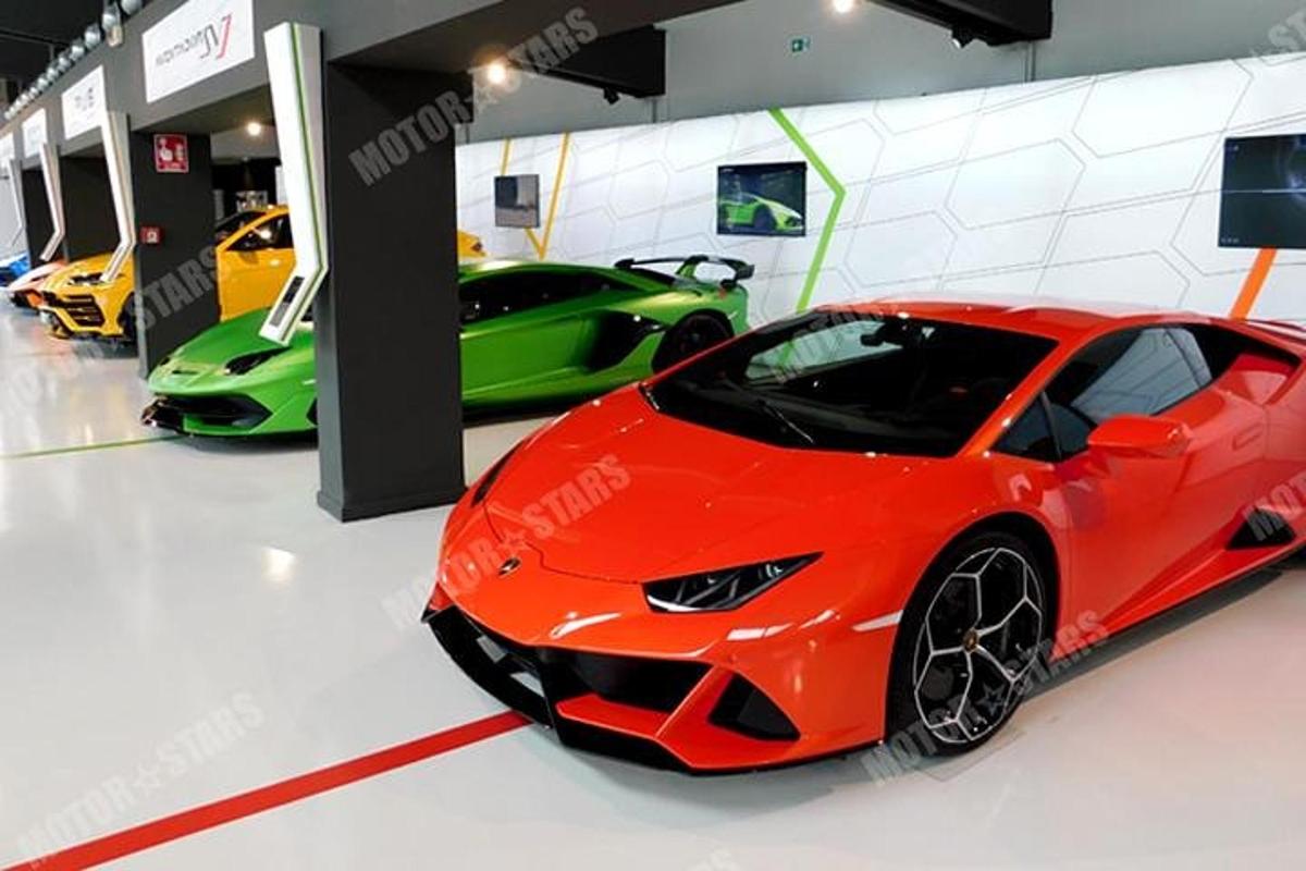 uma garagem de lamborghini vermelha com duas lamborghinis verdes