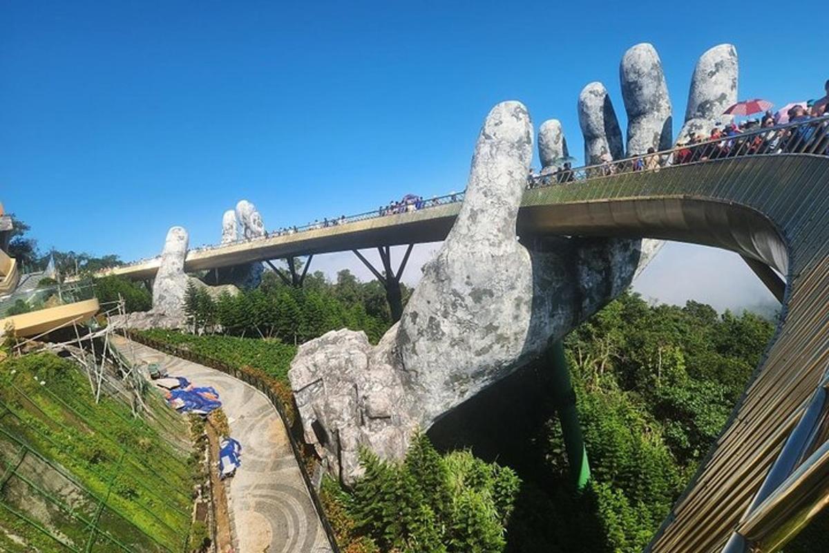 most v rukou obra natahujícího se