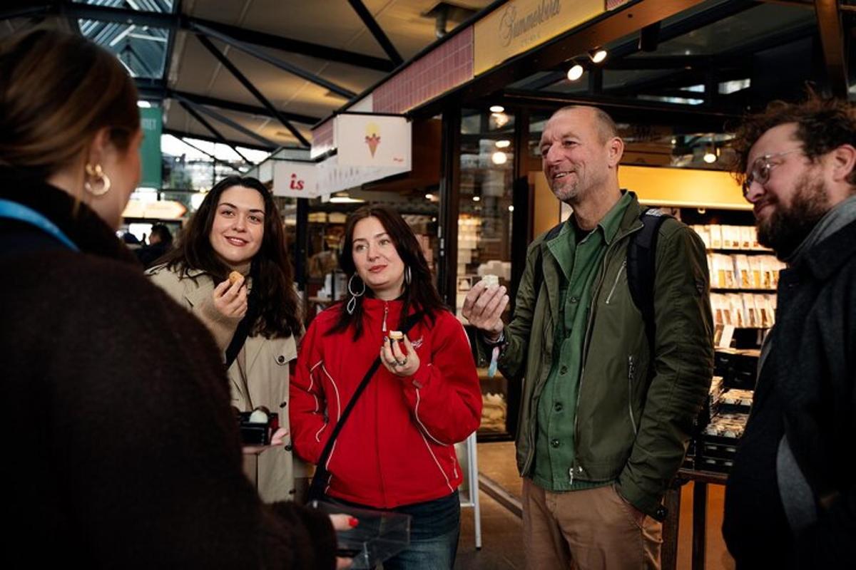 un gruppo di persone in piedi in un negozio