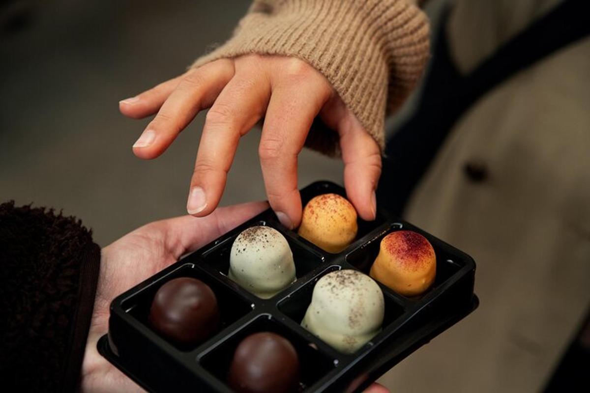 una persona che tiene in mano una scatola di cioccolatini