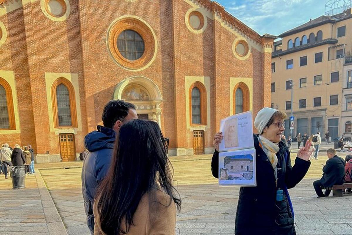 Un grupo de personas de pie frente a un edificio.