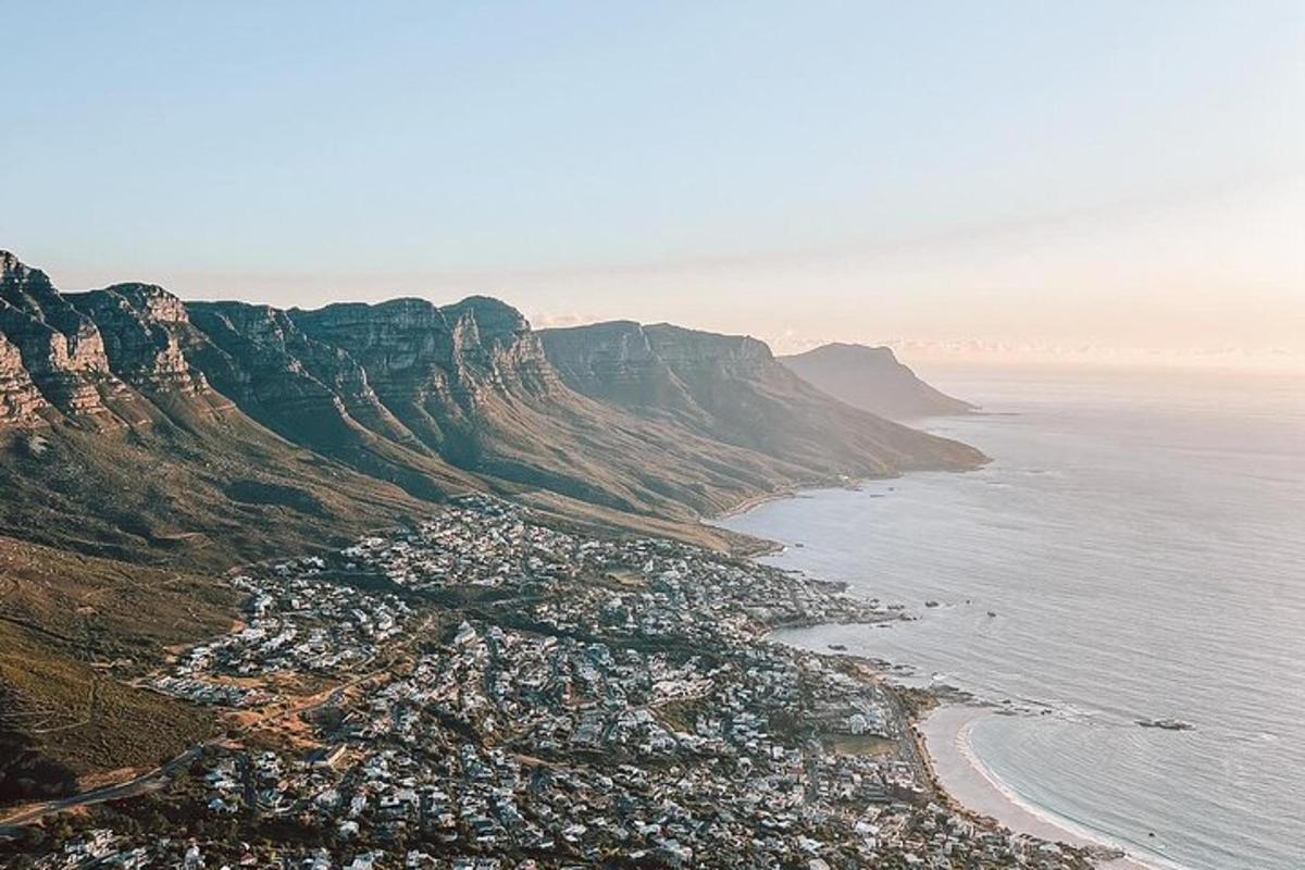 una vista aerea di una città su una montagna vicino all'oceano
