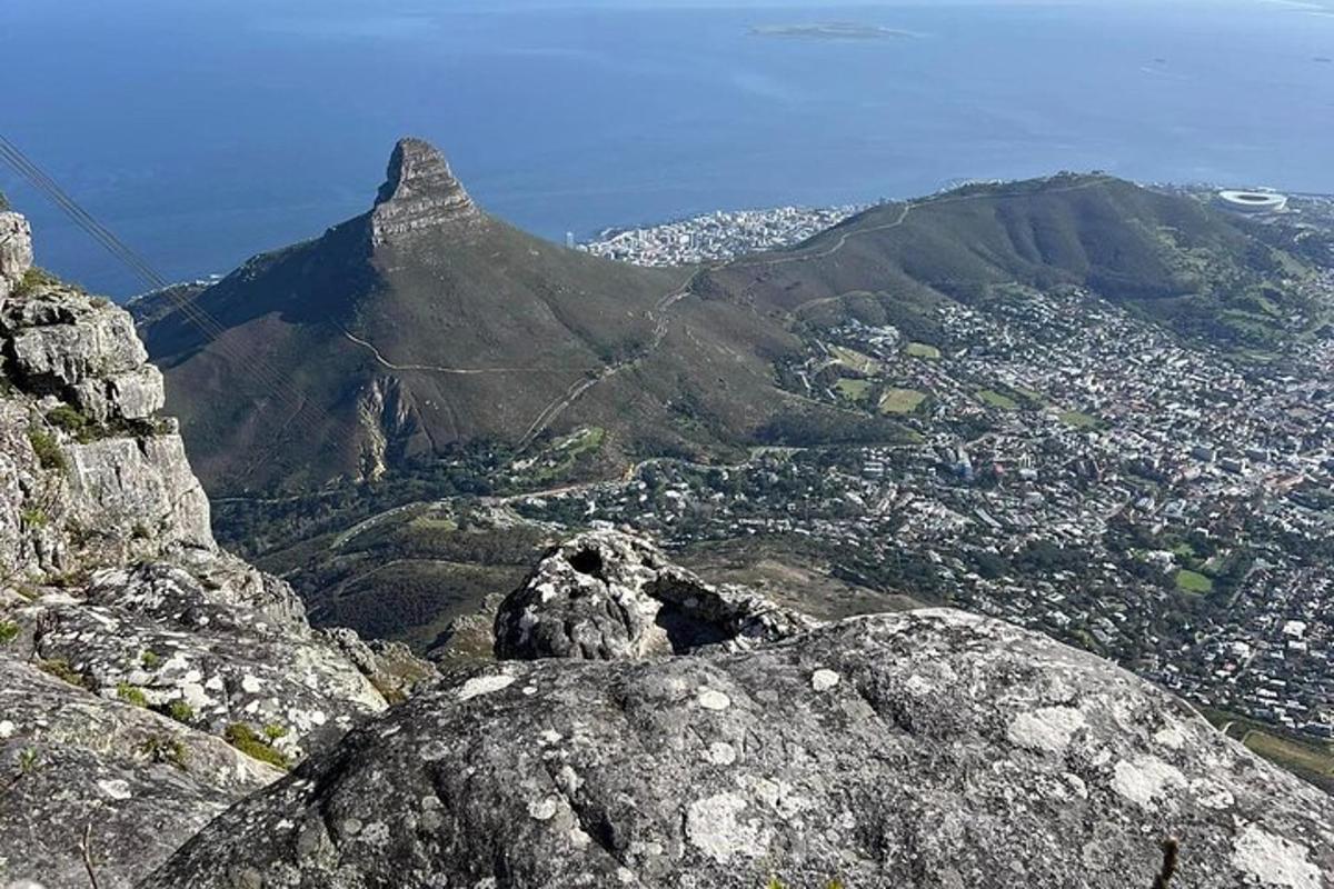 una vista di Città del Capo dalla cima di una montagna