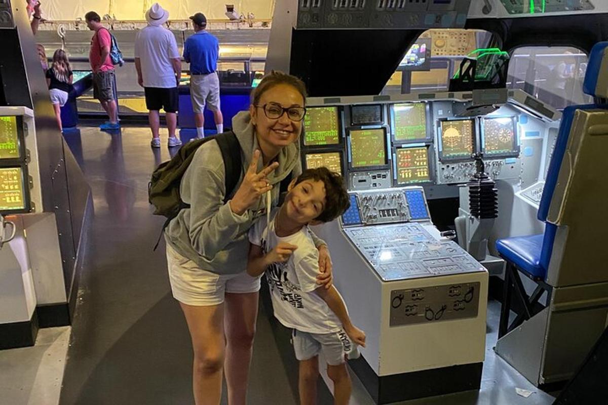 機械の前でポーズをとる女性と子供