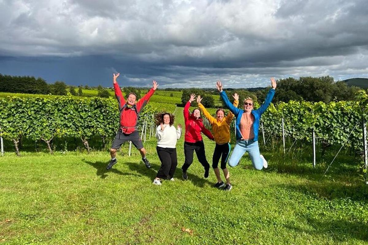 un gruppo di persone che saltano in un campo con le mani in aria