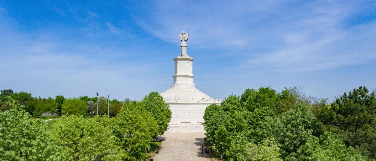 velký bílý monument se stromy před ním