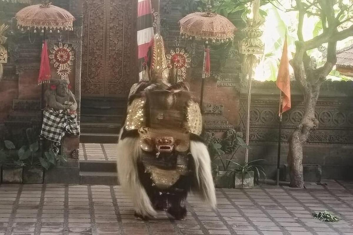 oseba na motorju pred stavbo