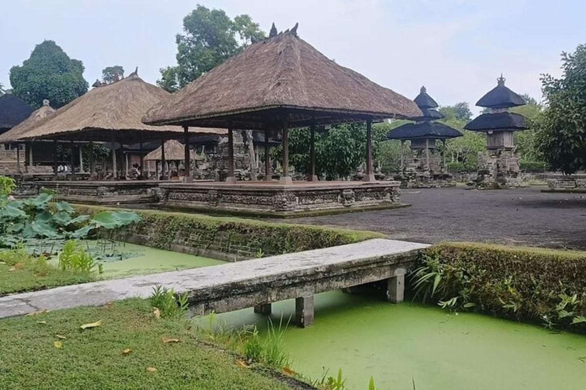 park s lavičkou a jezírkem se zelenou vodou
