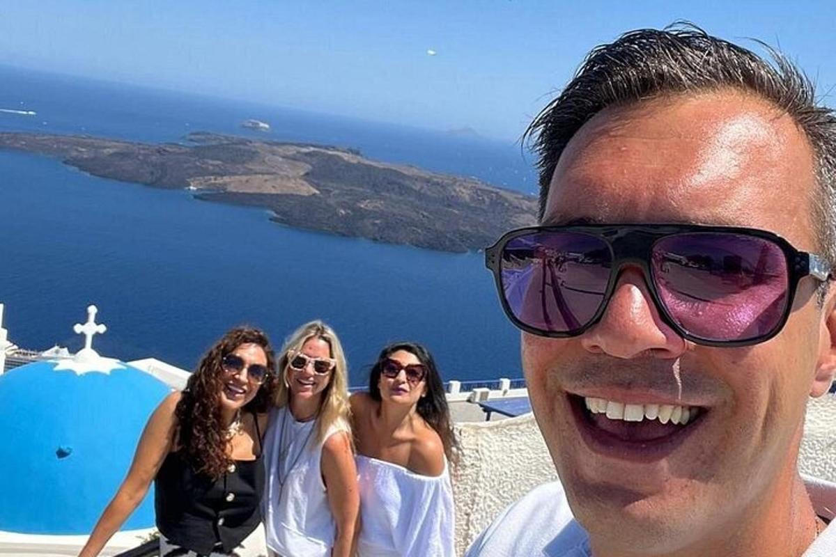 muž a tři ženy pózují pro fotografii
