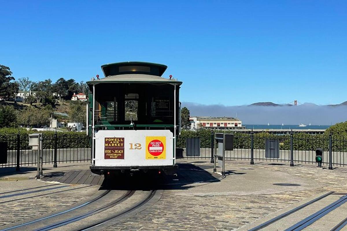 tramwaj na torach na stacji