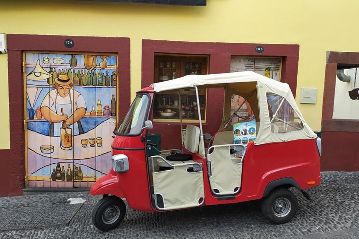 malé auto zaparkované před budovou
