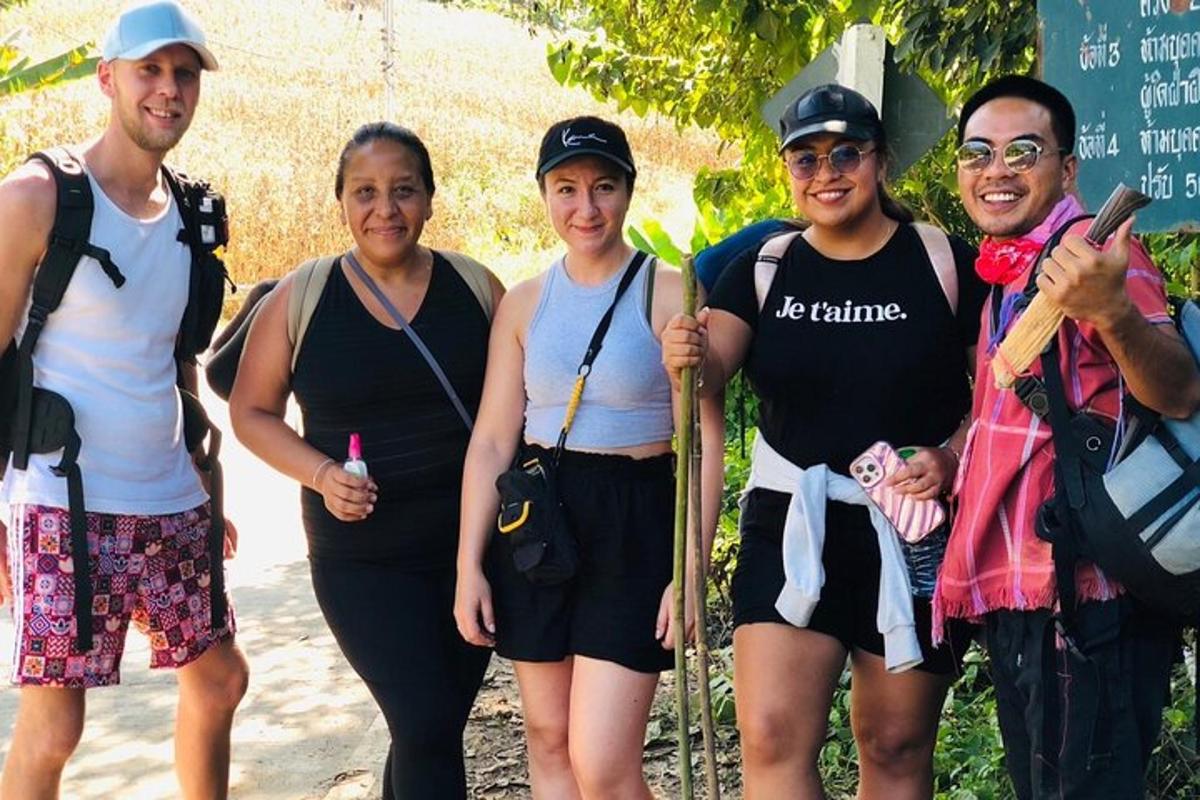 um grupo de pessoas está posando para uma foto