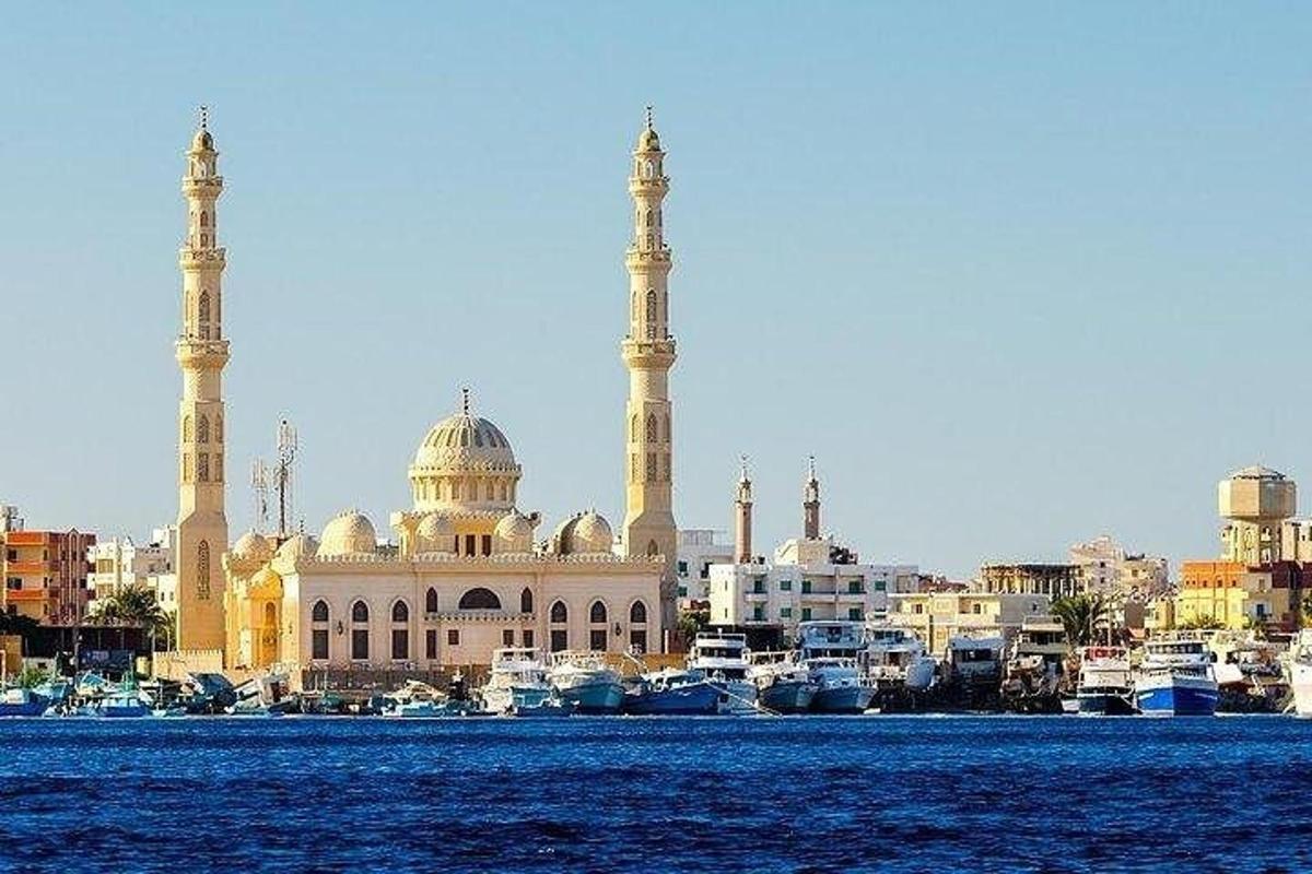 велика будівля з двома куполами та двома мечетями