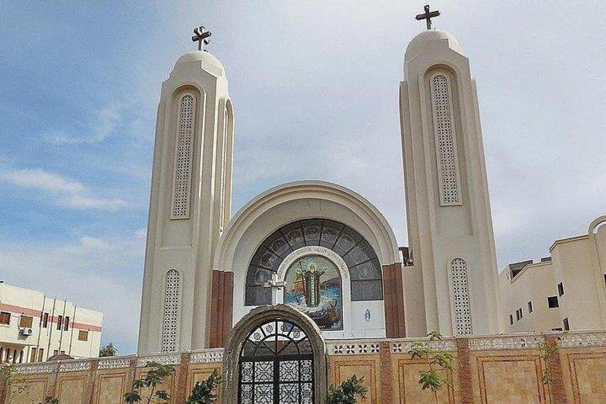 eine große Kirche mit zwei Türmen darüber