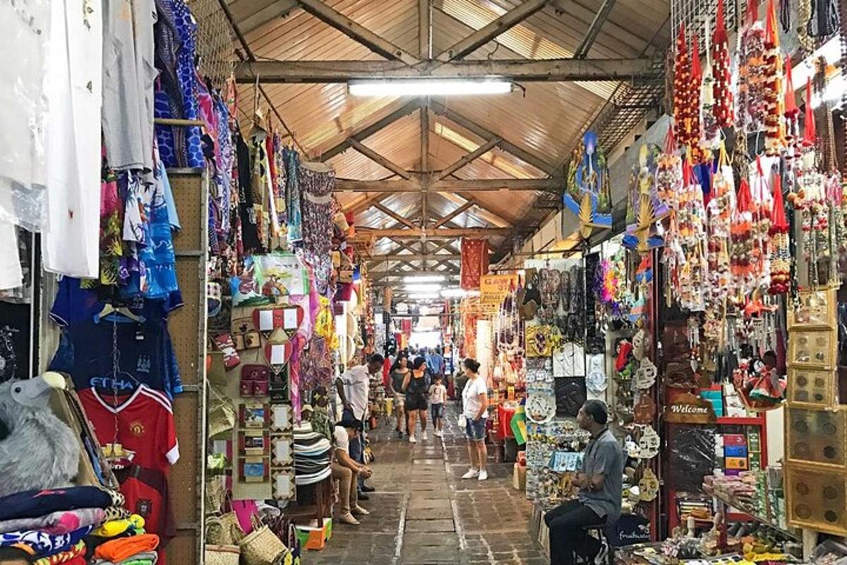 μια αγορά με μια ομάδα ανθρώπων που περπατούν μέσα από ένα κατάστημα
