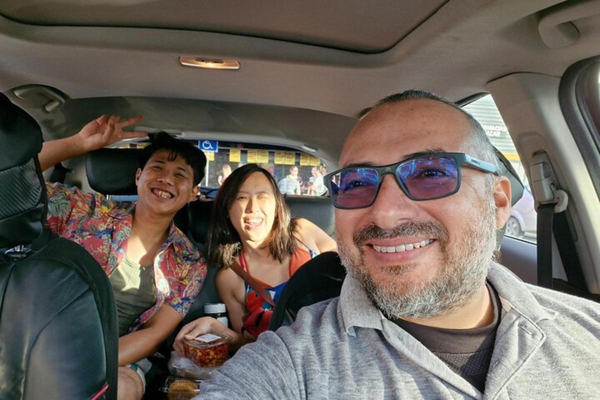 sekumpulan orang duduk di dalam kereta