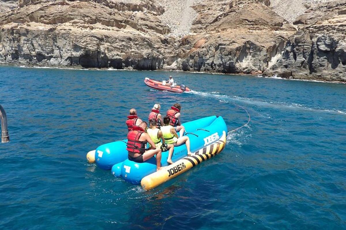 skupina lidí jedoucích na raftu ve vodě