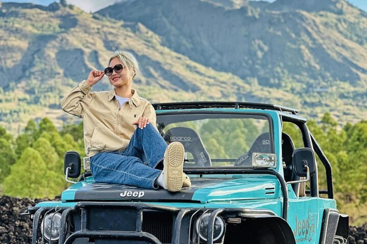 žena sedící na zadní straně nákladního auta